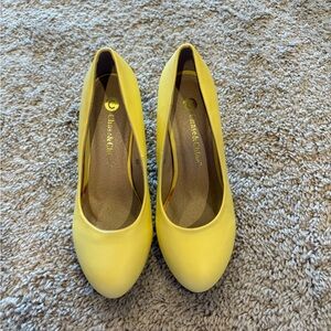Chase + Chloe Yellow Women's Pumps